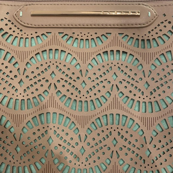 Sisley laser cut beige and mint pouch. - Picture 5 of 8